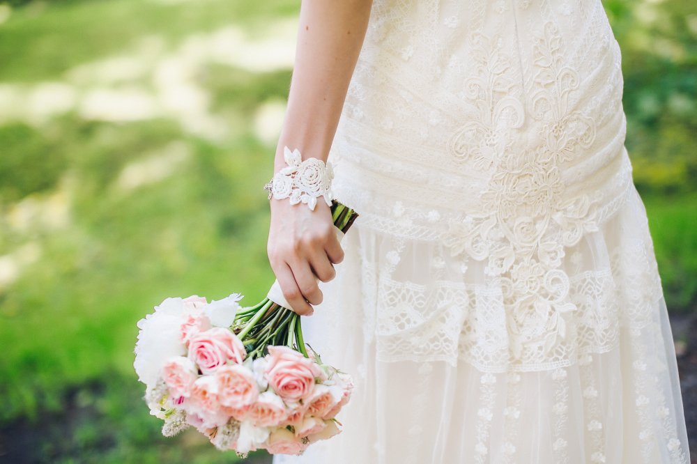 Свадебное платье Yolan Cris и нежный букет невесты