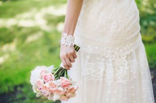 Свадебное платье Yolan Cris и нежный букет невесты