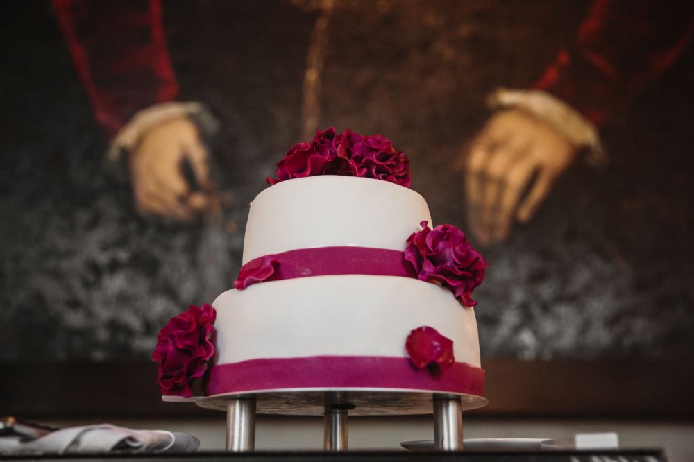 Свадебный торт с бордовыми акцентами