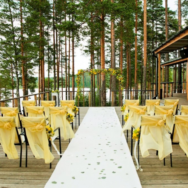 свадебная церемония в лесу на берегу залива, организатор АПЕЛЬСИН WEDDING COMPANY