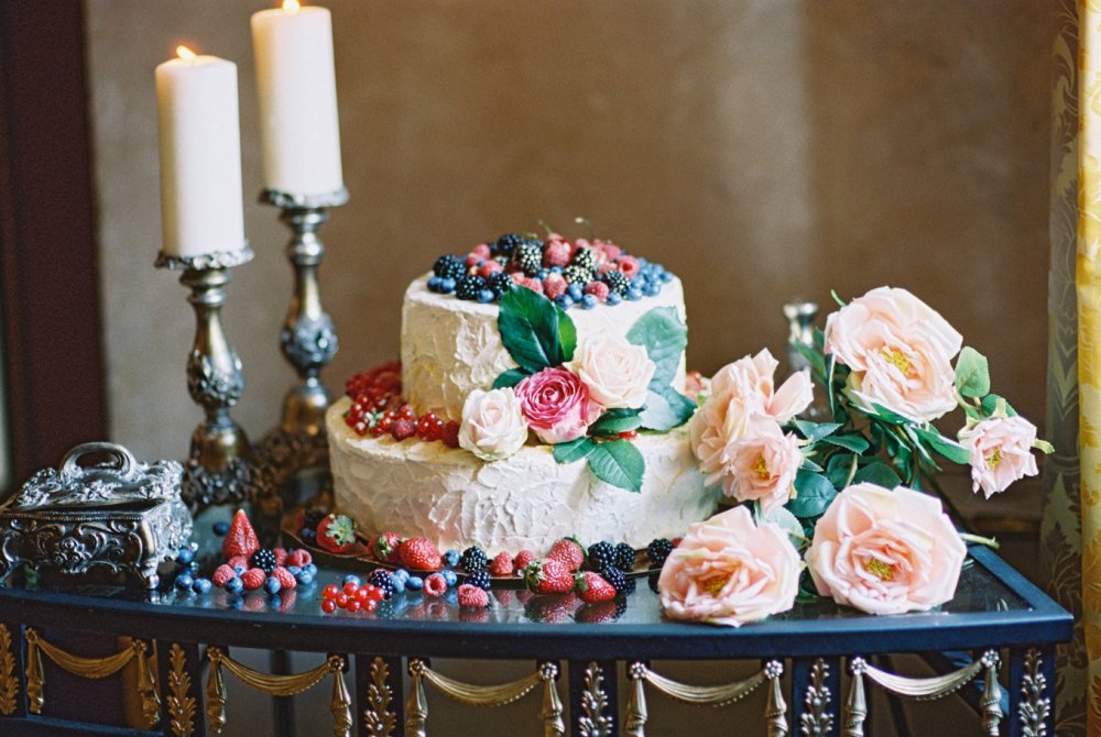 Двухъярусный свадебный торт с ягодами