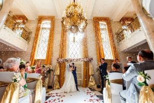 Роскошная церемония с золотым оформлением