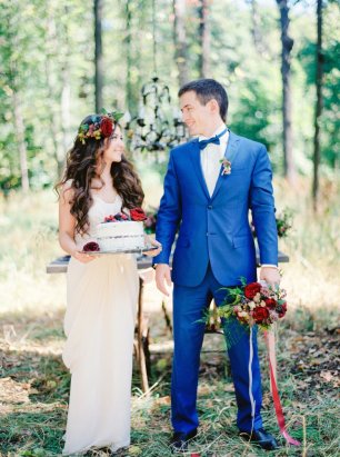 Жених с букетом и невеста с тортом