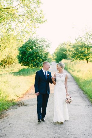 Прогулка на природе вдоль дороги