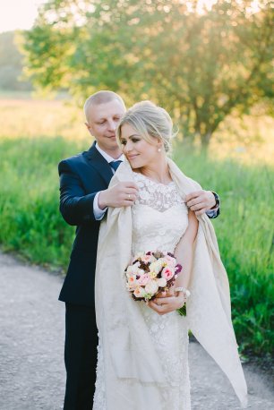 Теплые, нежные объятия и проявление заботы