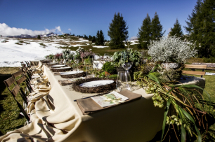 Свадьба в Альпах, Италия. Доломитовы Альпы даже в июне неожиданно порадовали снегом. Получилось уникальное сочетание: зеленое на белом... волшебство природы, волшебство свадьбы в Италии в горах:) Организация www.novawedevent.com