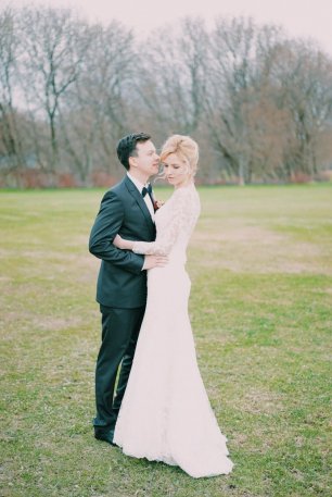 Легкая летняя свадебная фотосессия на природе