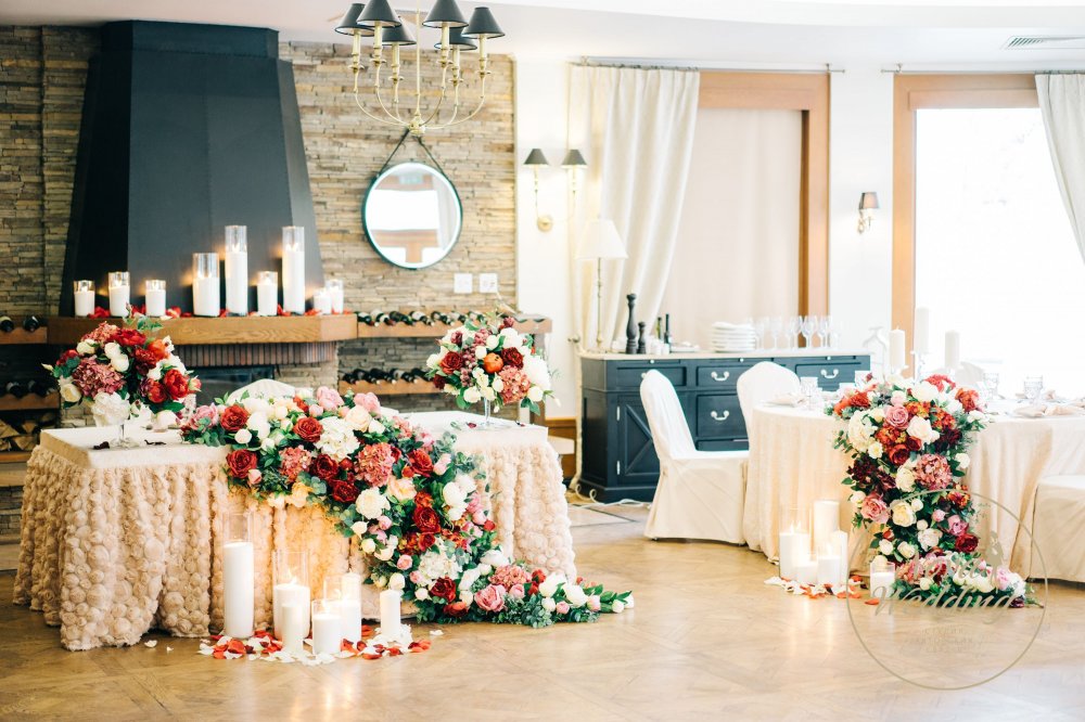 Оформление свадебного стола молодых цветочными композициями