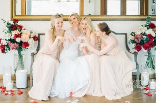 Подружки невесты в бежевых платьях и невеста