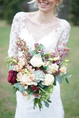 Растрепанный свадебный букет невесты