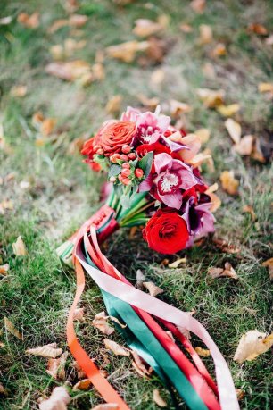 Яркий коралловый свадебный букет с лентами