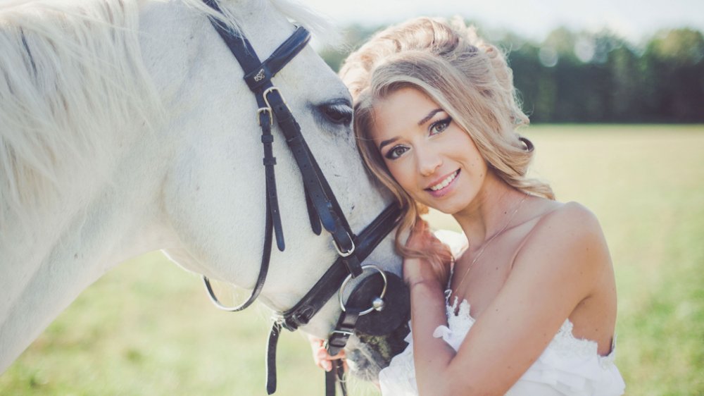 Невеста с лошадью