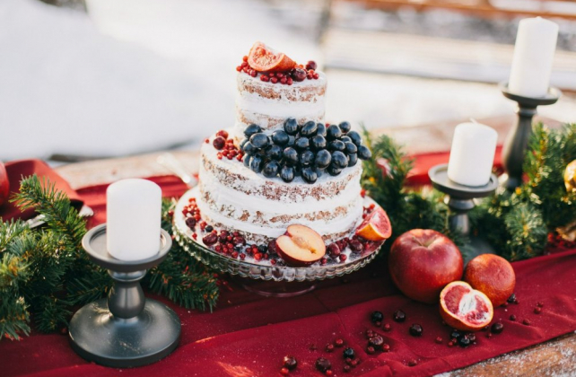 свадебный торт с фруктами и ягодами, организатор BAMBOO STUDIO