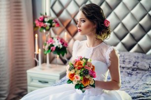 Невеста с букетом цветов