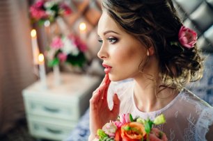 Невеста с живым цветком в прическе