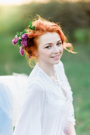 Цветы в свадебной прическе невесты