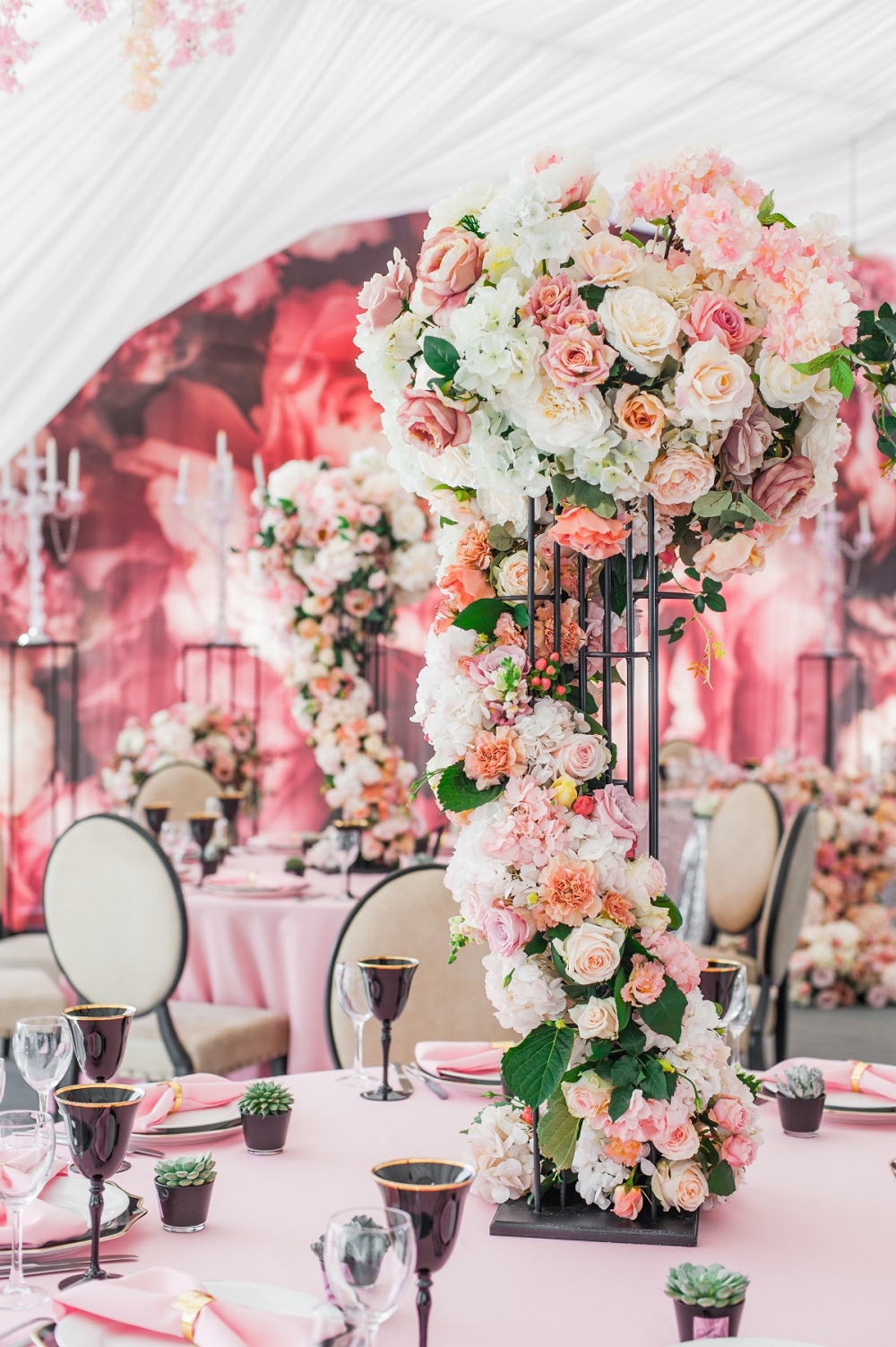 Свадьба ассоциировалась с настоящей свадьбой принцессы. Нежные оттенки розового, струящиеся ткани из натуральных тканей. И все это мы органично разбавили черными элементами декора.
