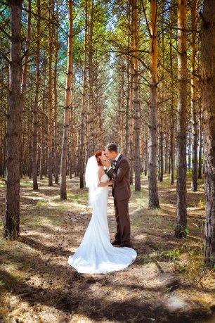 Свадебная прогулка в лесу