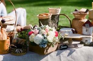 Оформление Welcome зоны на свадьбе в деревенском стиле