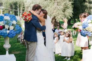 Свадебная церемония. Поцелуй молодоженов