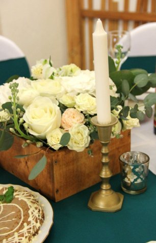 Цветы в деревянной коробке