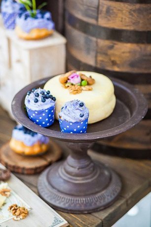 Сладкие пирожные и мини-торт