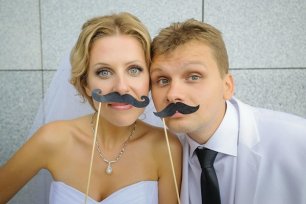 Веселые молодожены