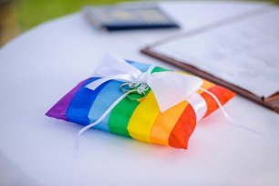 Яркая подушечка для колец