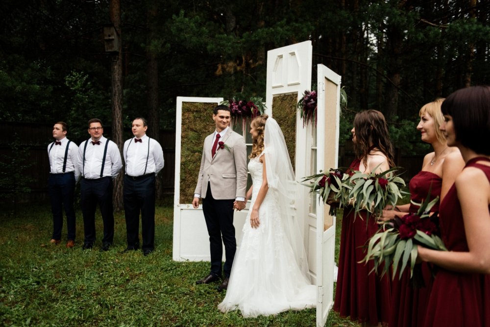 Свадба в стиле рустик в бордовой палитре