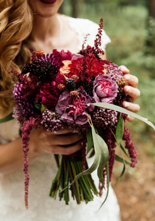 свадебный букет в темных тонах, организатор POLETAEVA WEDDING