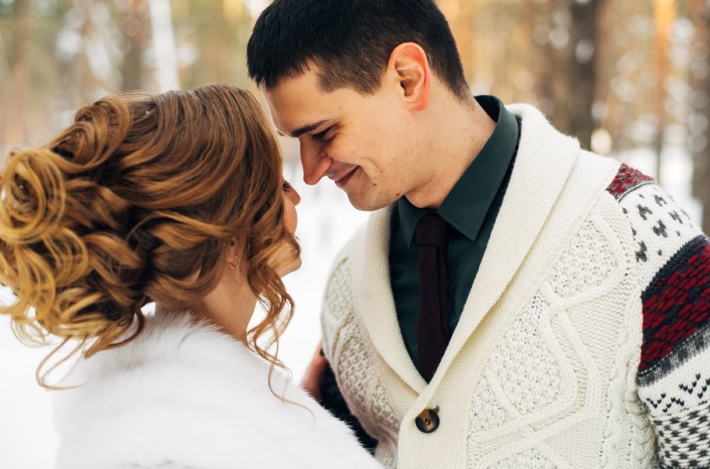 Образы жениха и невесты на зимней свадьбе
