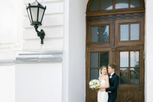 Фотосессия молодоженов у ЗАГСа