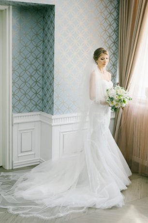 Очень длинная фата на свадьбу