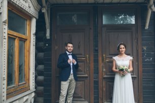 Жених и невеста у старинного поместья