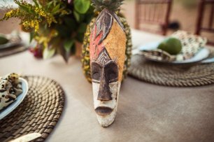 Африканский тотем в декоре свадебного стола