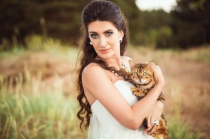 Невеста с очаровательной кошкой