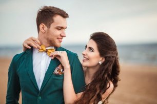 Невеста с женихом на прогулке