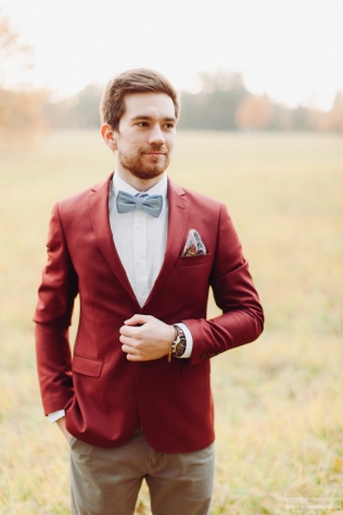 жених в бежевых брюках и красном пиджаке, организатор OROS WEDDING