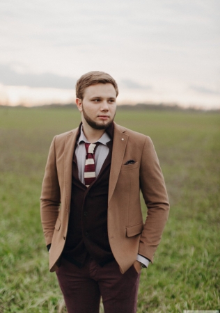 жених в пиджаке и брюках разного цвета, организатор OROS WEDDING