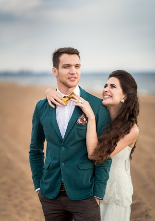 жених в коричневых брюках и зеленом пиджаке, организатор OROS WEDDING