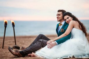 Жених и невеста после церемонии