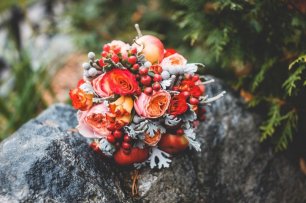 Букет невесты в ярких тонах алого цвета