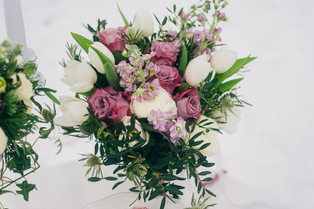 Цветочный букет с тюльпанами и розами