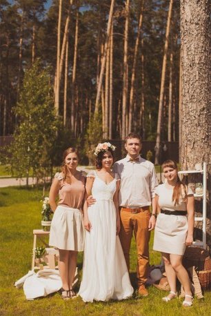 Рустикальная свадьба. Жених и невеста с гостями