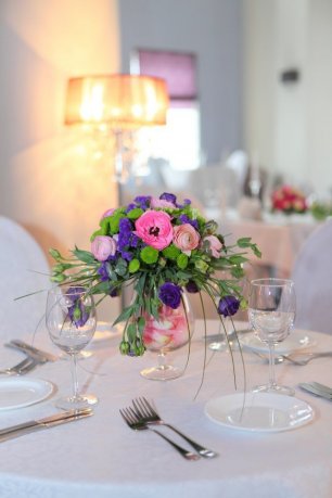 Яркие цветы в декоре стола