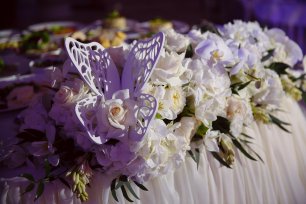 Прекрасное оформление стола молодоженов белыми розами