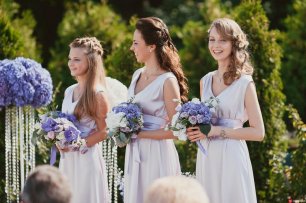 Подружки невесты на церемонии