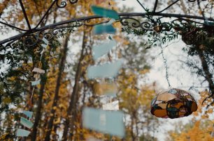 Цветные осколки стекла в декоре свадьбы