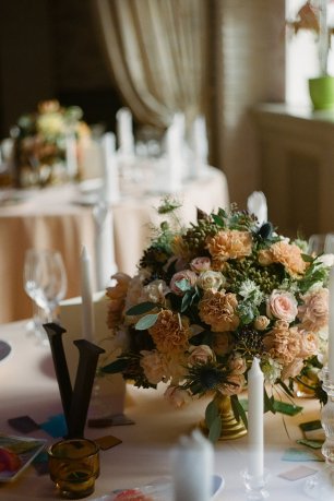 Цветочный букет на свадебном столе