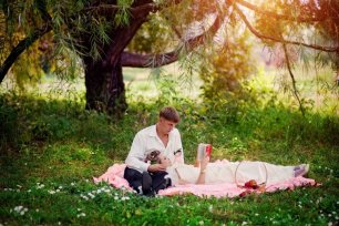 Жених и невеста на прогулке